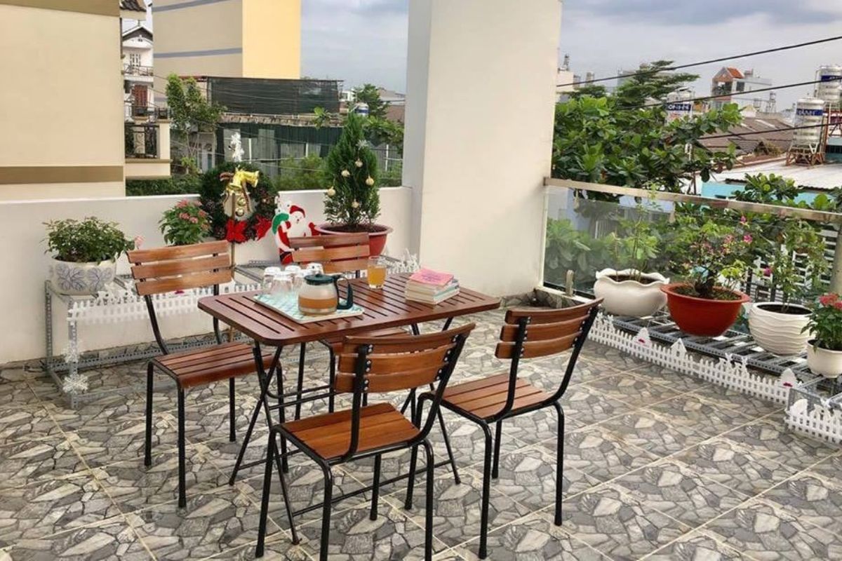 Bàn ghế gỗ ngoài trời