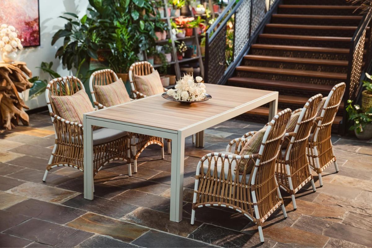 Bàn ghế ngoài trời cổ điển