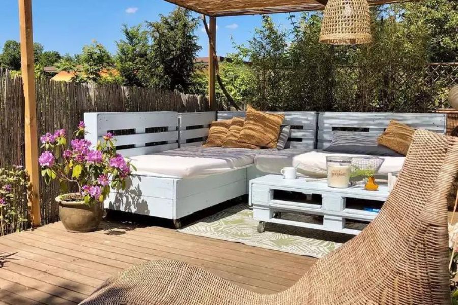 Khu vực nghỉ ngơi ngoài sân vườn