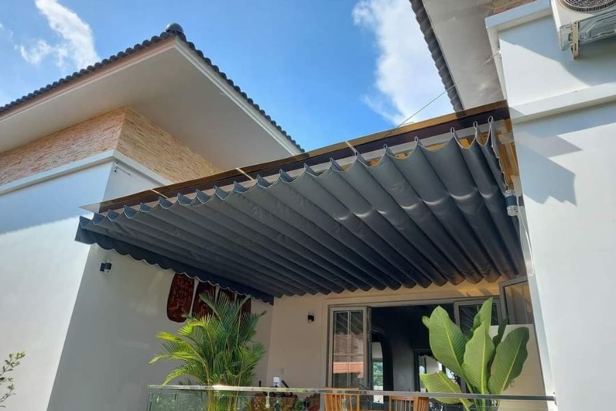 Mái xếp lượn sóng giảm bớt ánh nắng cho mái hiên