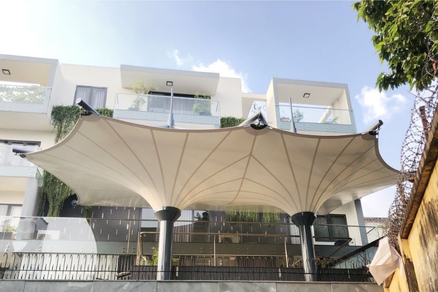 Mẫu mái bạt căng hình chóp ngược có tính thẩm mỹ cao, hướng nước chảy được tập trung về tâm của mái che
