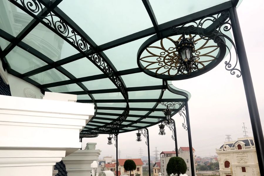 Mái kính cố định làm bằng sắt kỹ thuật và kính cường lực không chỉ bền chắc mà còn mang lại vẻ đẹp tinh tế và đẳng cấp