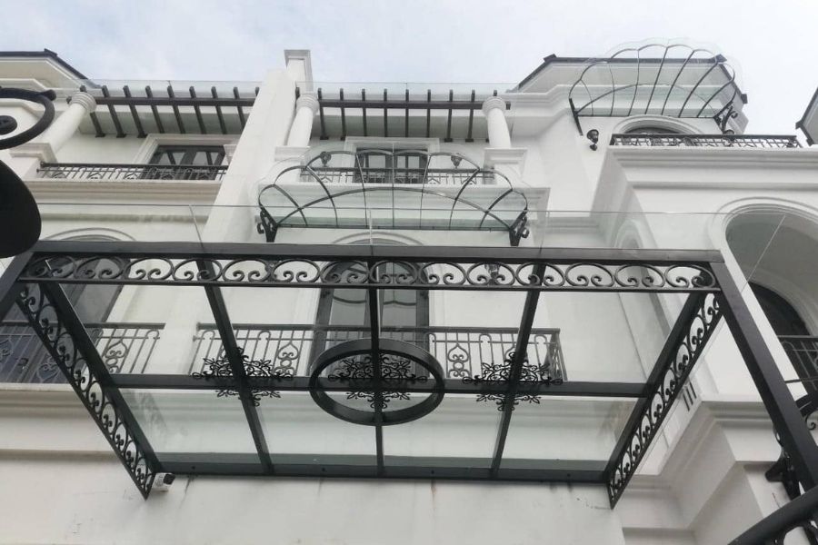 Mái hiên che nắng bằng kính cường lực hoa văn đẹp nổi bật cho công trình sơn tường trắng