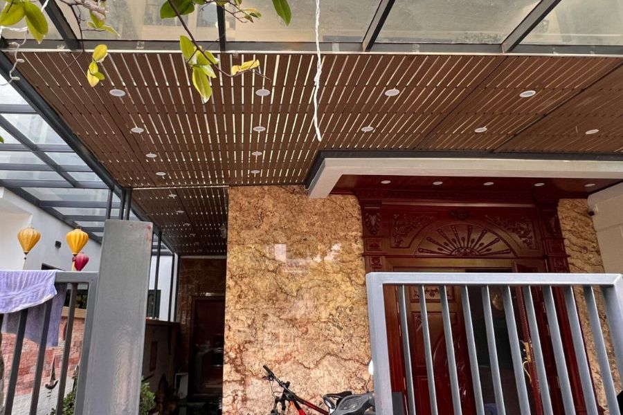 Mái hiên che nắng kết hợp nhiều chất liệu như gỗ nhựa, kính cường lực và thép không gỉ