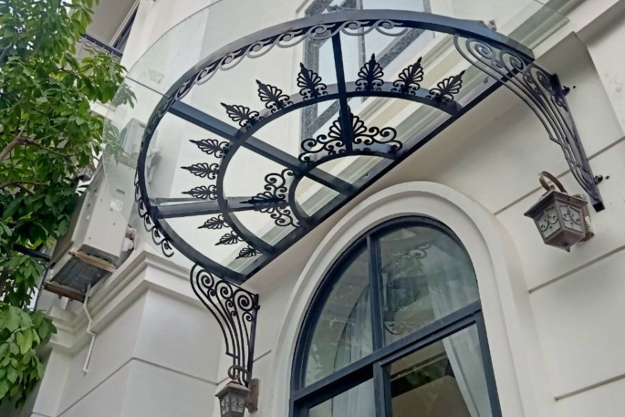 Mái che hiên nhà đẹp lợp kính cường lực chống va đập tốt, tận dụng ánh sáng mặt trời