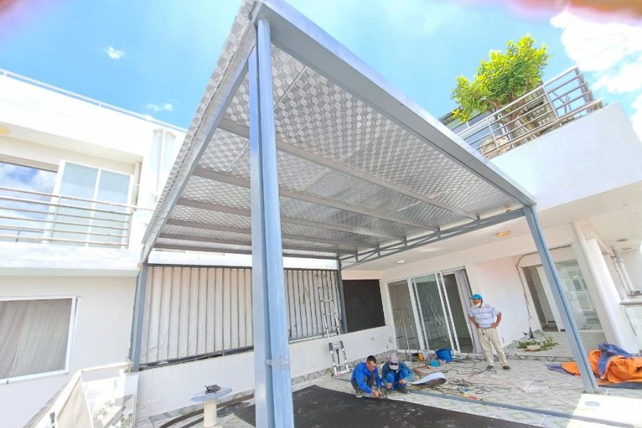 Mái hiên cố định bằng tôn có giá thành rẻ, tiết kiệm chi phí