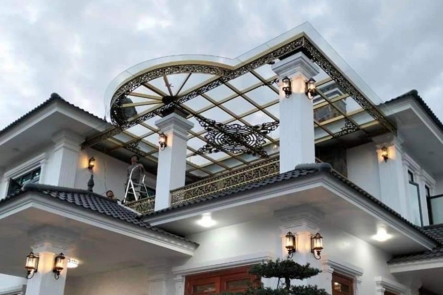 Mái hiên che nắng đẹp, sang trọng của công trình biệt thự