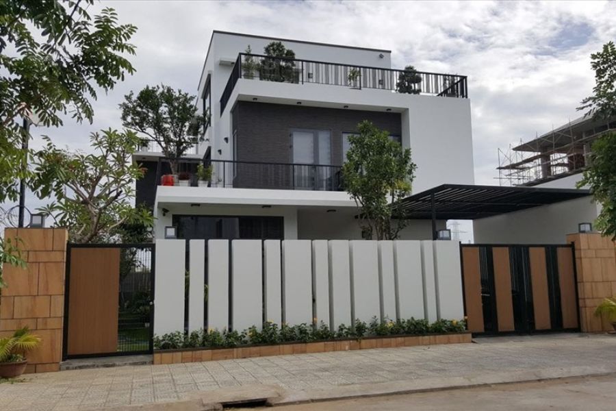 Cổng gỗ nhựa kết hợp tường rào bê tông
