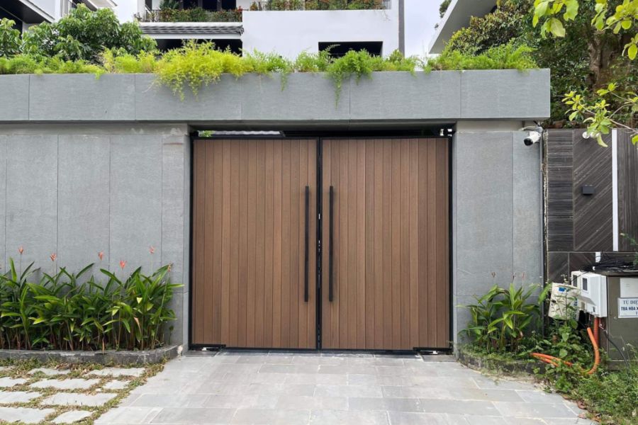 Mẫu cổng gỗ nhựa kín đáo