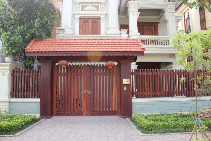 Cổng gỗ tự nhiên với mái ngói che truyền thống