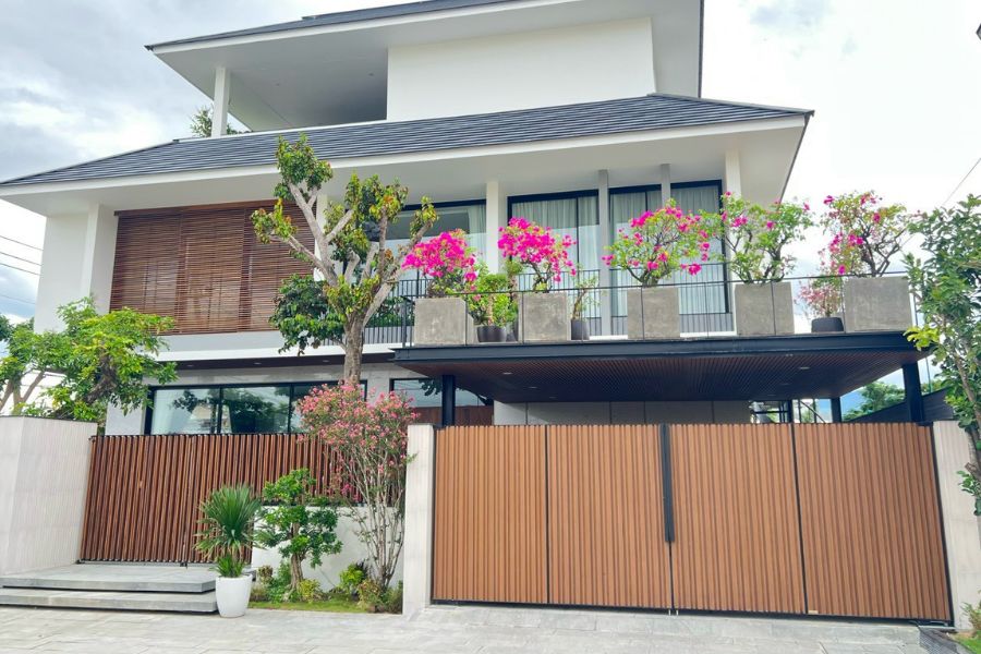 Mẫu cổng nhà bằng gỗ tự nhiên đơn giản