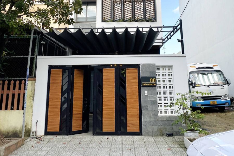 Mẫu cổng gỗ nhựa kết hợp sắt sơn tĩnh điện màu đen