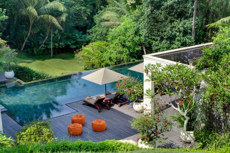Mẫu sân vườn biệt thự đẹp thiết kế thêm hồ bơi trong xanh