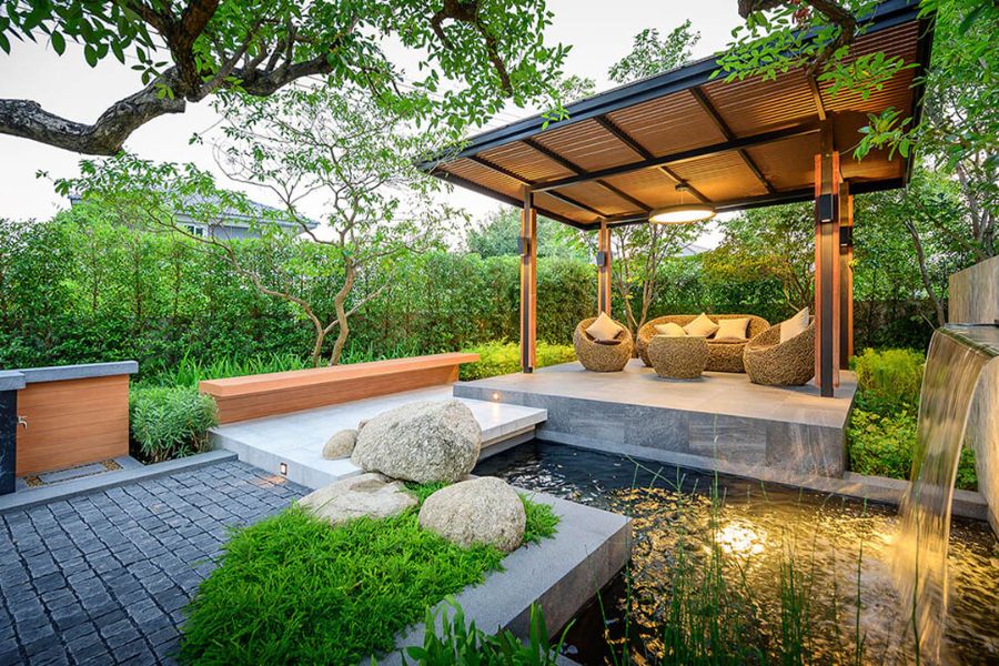 Khu vực nghỉ ngơi trong sân vườn thường được bố trí với những bộ bàn ghế nhỏ để gia đình có thể ngồi thư giãn, uống trà hay trò chuyện
