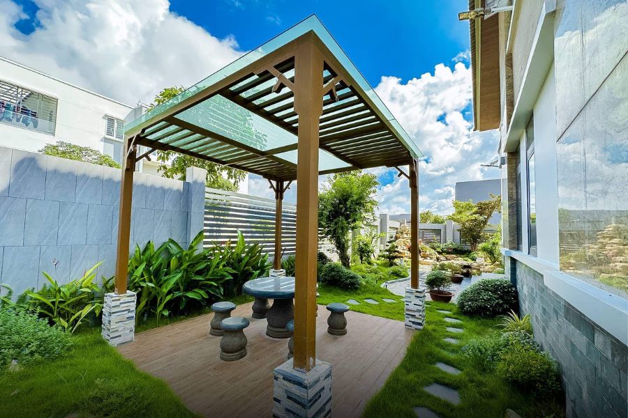 Tiểu cảnh sân vườn với hòn non bộ và chòi nghỉ tạo điểm nhấn ấn tượng