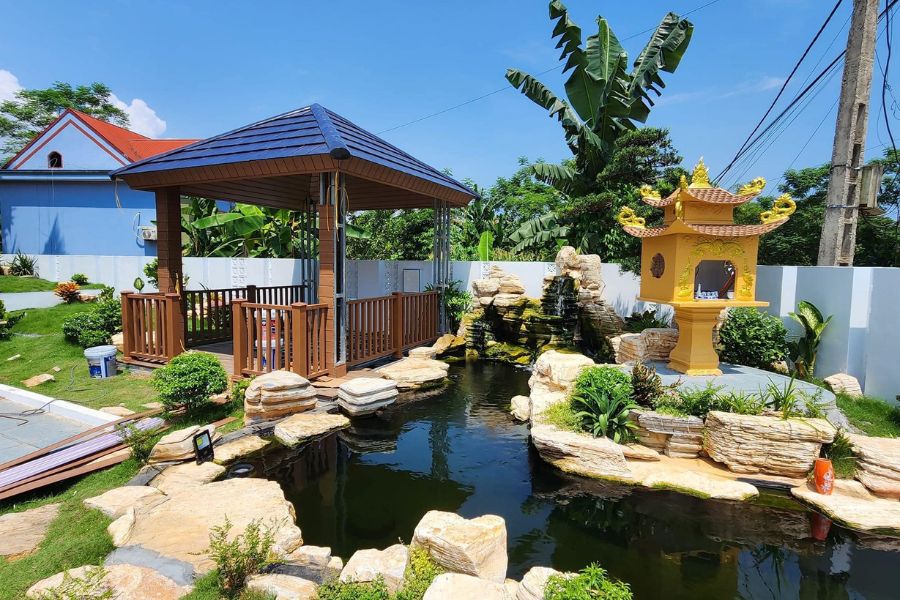 Sân vườn đẹp với chòi nghỉ và hồ cá tiểu cảnh xanh mát