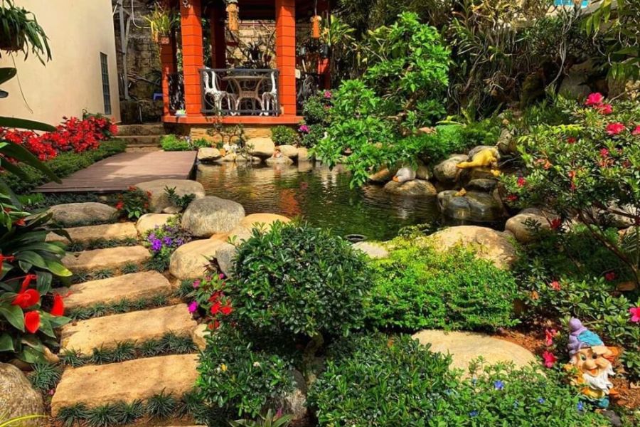Mẫu tiểu cảnh hồ cá sân vườn với lối đi lát đá tự nhiên và sàn gỗ nhựa ngoài trời