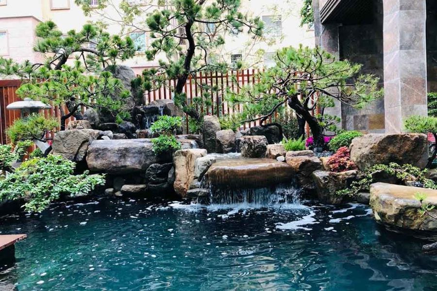Hồ cá tiểu cảnh trong xanh với thác nước nhân tạo mang lại sự thư thái cho gia chủ