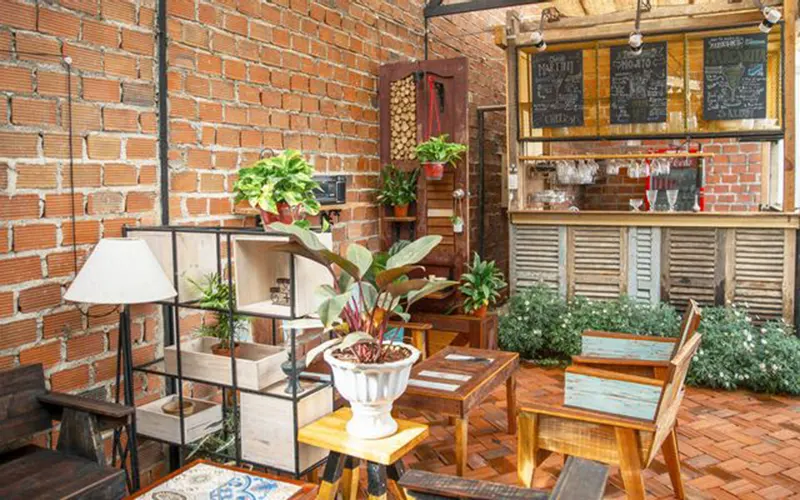 ốp tường quán cafe theo phong cách mộc