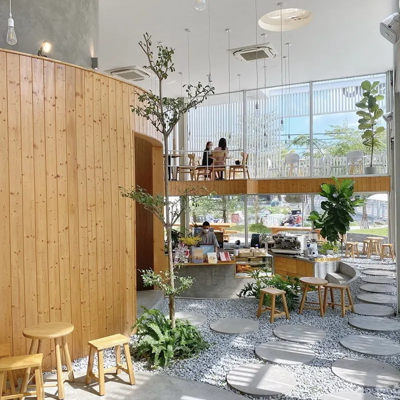 ốp tường quán cafe bằng các thanh gỗ thông